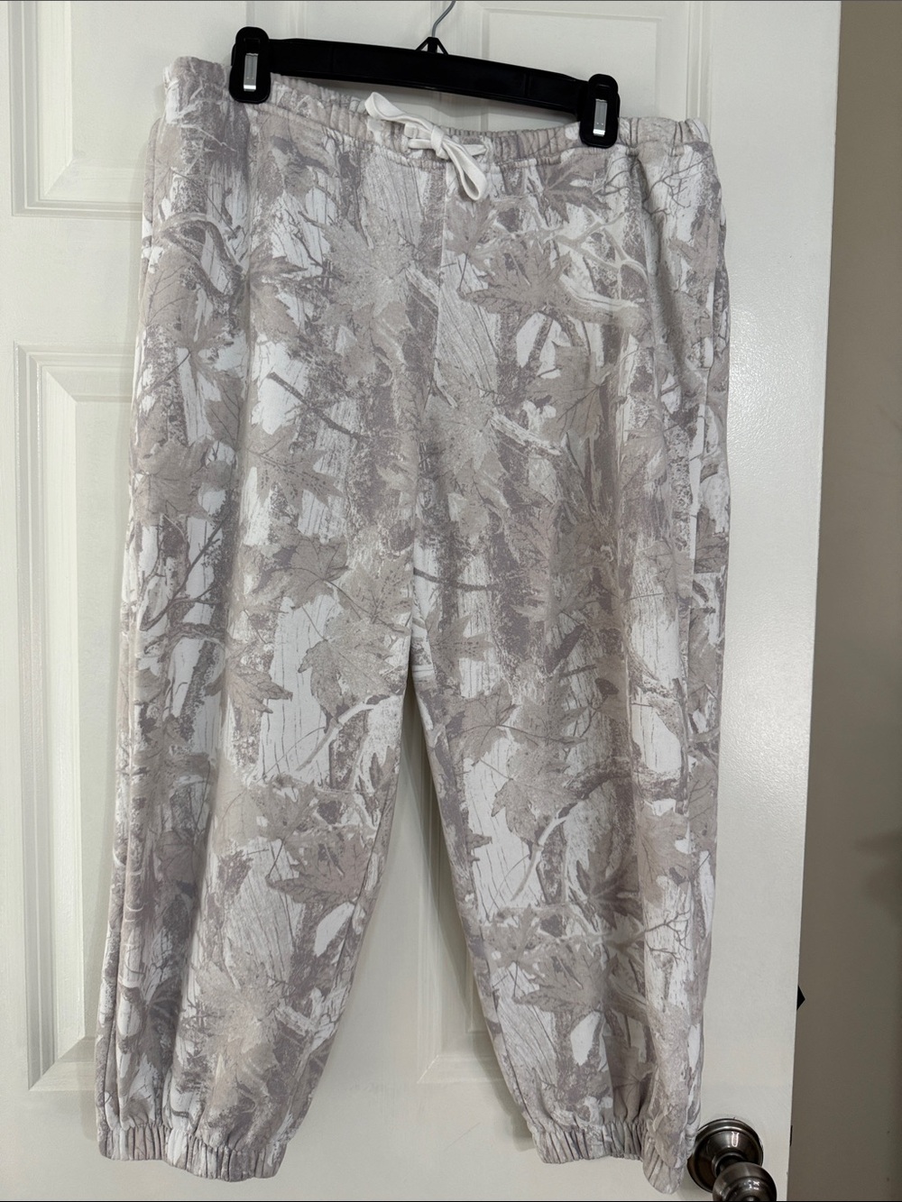 Hollister Beige Leaf-Pattern Joggers - Large SHORT